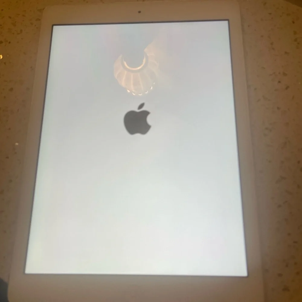 Apple®️ iPad Air, White/Silver
